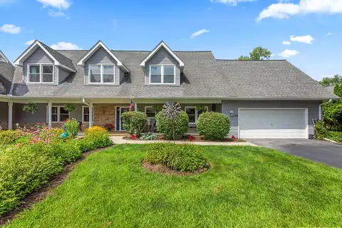 1722 Journeys Dr, Hartland, WI 53029