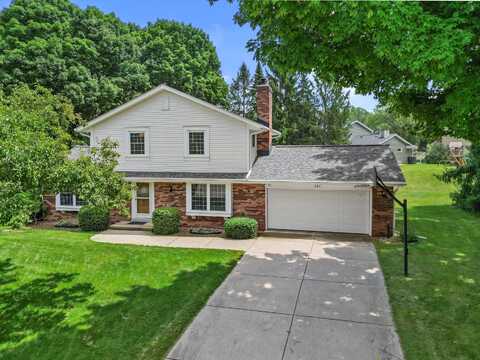 264 Oaklawn Ct, Pewaukee, WI 53072