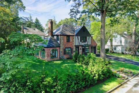 34 Foxhurst Lane, Manhasset, NY 11030