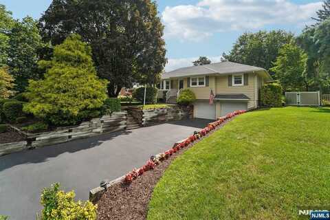 20 Nokomis Avenue, Oakland, NJ 07436