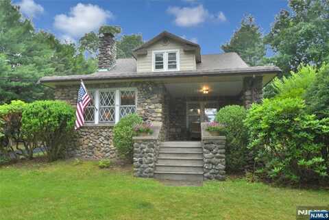 26 Monroe Street, Waldwick, NJ 07463