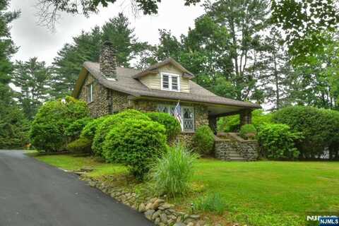 26 Monroe Street, Waldwick, NJ 07463