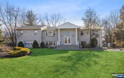 562 Franklin Avenue, Franklin Lakes, NJ 07417