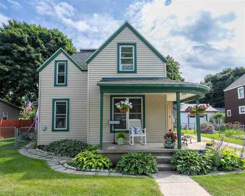 108 W Upright, Charlevoix, MI 49720