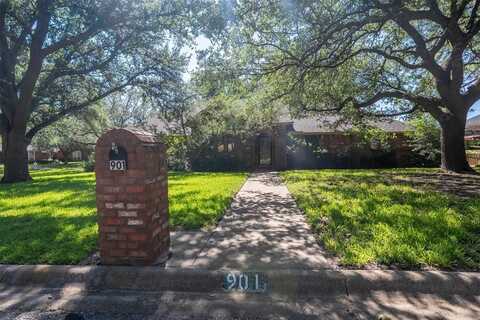 901 Thurman Street, Cleburne, TX 76033