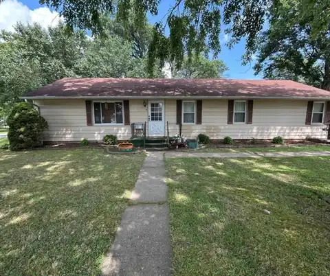 305 N Race St, Wayne City, IL 62895
