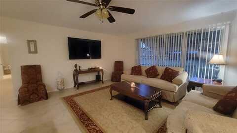 1252 Club Dr W, Delray Beach, FL 33445