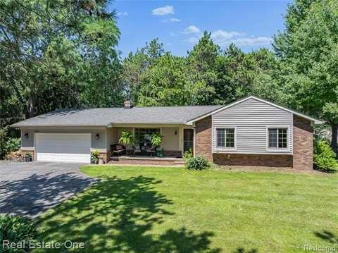5223 Red Fox Drive, Brighton, MI 48114