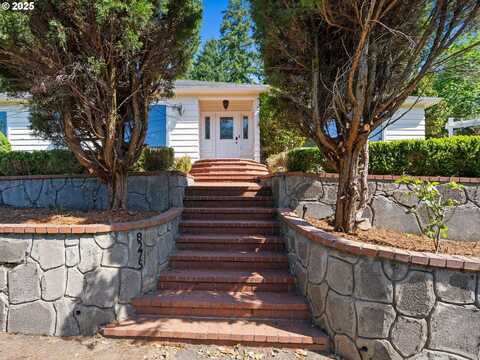 8275 SW CANYON RD, Portland, OR 97225