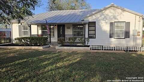 101 County Road 779, Devine, TX 78016