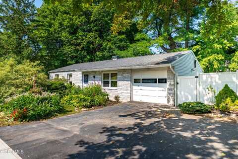15 Groesbeck Place, Bethlehem, NY 12054