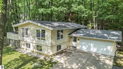 2802 Holiday Pines Road, Traverse City, MI 49686