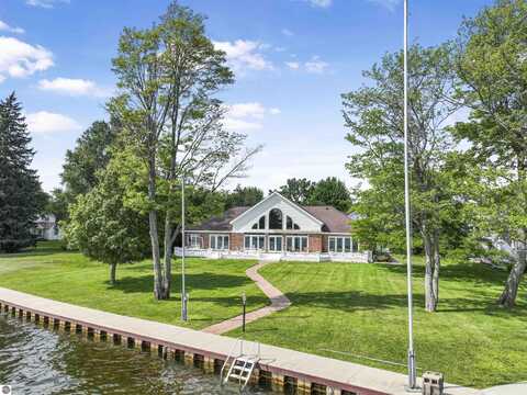 707 Lake Shore Drive, Cadillac, MI 49601