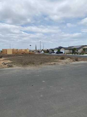 1123 S Creekside Place E, Porterville, CA 93257