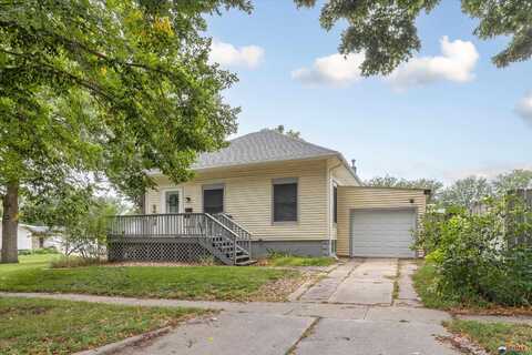 871 S 32nd Street, Lincoln, NE 68510