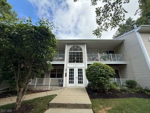 18 Spruce Ter, Mount Arlington, NJ 07856