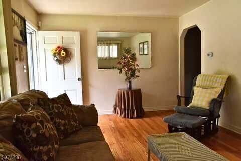 19 Florence Pl, Elmwood Park, NJ 07407