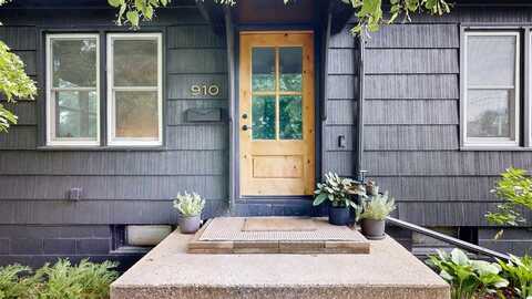 910 3rd Ave, IowaCity, IA 52240