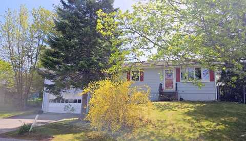 9 Meadow Lane, Lewiston, ME 04240