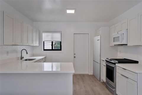 711 Beacom Blvd, Miami, FL 33135