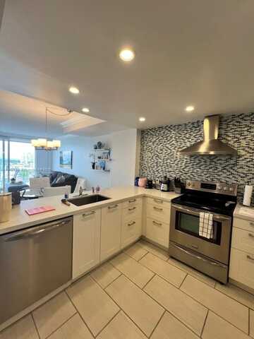 6900 Bay Dr, Miami Beach, FL 33141