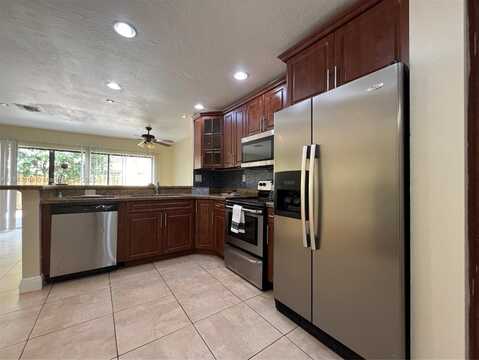 8016 NW 29th St, Sunrise, FL 33322