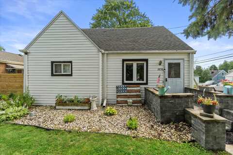 3858 S 37th St, Greenfield, WI 53221