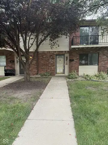 1092 Greenwood Trail W Drive, Greenwood, IN 46142