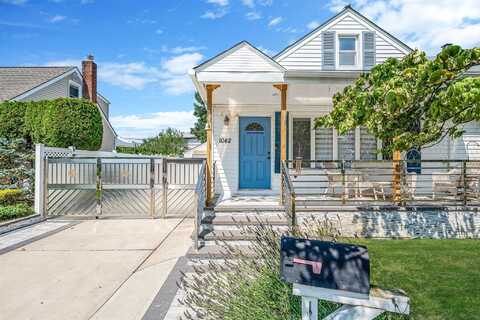 1042 Jerome Road, Franklin Square, NY 11010