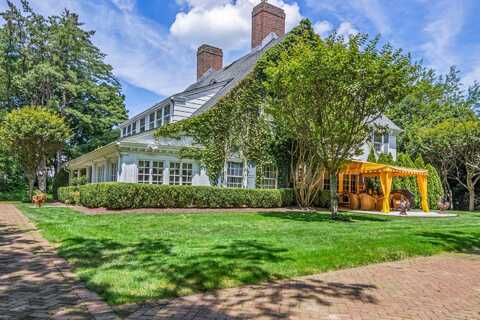 42 Clock Tower Lane, Old Westbury, NY 11568