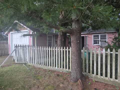 1750 Peconic Bay Boulevard, Laurel, NY 11948