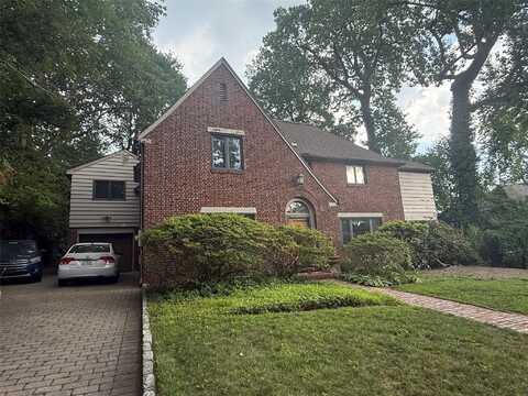3 Buckingham Place, Great Neck, NY 11021