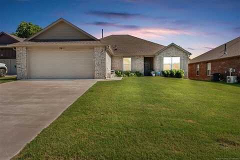 16 S Rosewood Circle, Sapulpa, OK 74066