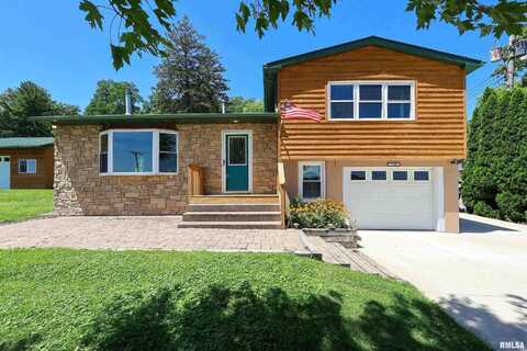 1128 N CODY Road, Le Claire, IA 52753