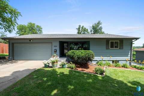 2004 S Crestwood Rd, Sioux Falls, SD 57105