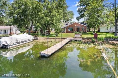8802 Riverside Drive, Brighton, MI 48116