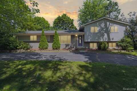 4304 Woodcock Way, Highland, MI 48357