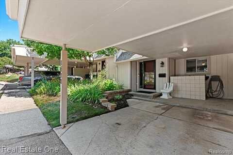 1527 Charter Oak Drive, Rochester Hills, MI 48309