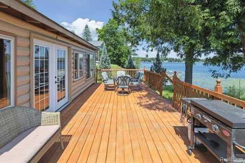 5020 Main Street, Long Lake, MI 48743
