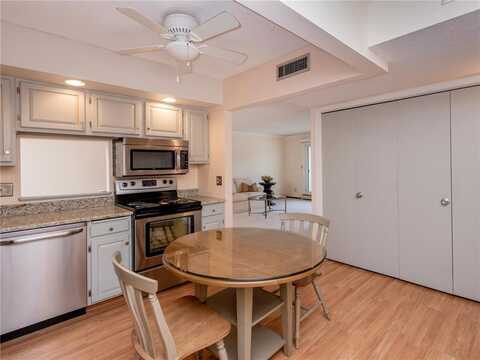 2485 Londin Lane E, Maplewood, MN 55119