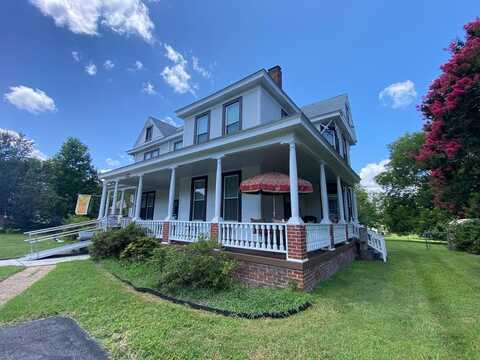 210 COLLEGE AVE, Blackstone, VA 23824
