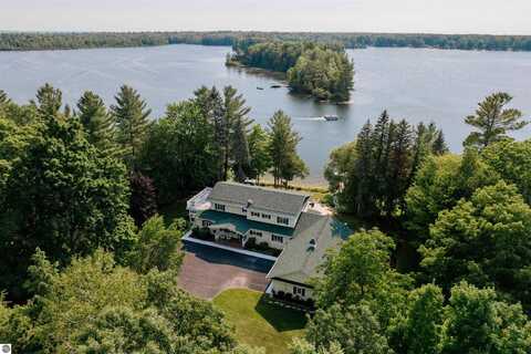 477 Bradfield Lane, Traverse City, MI 49685