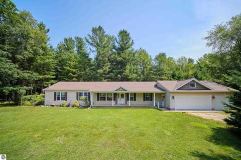 9155 Ivanhoe Drive, Onekama, MI 49675