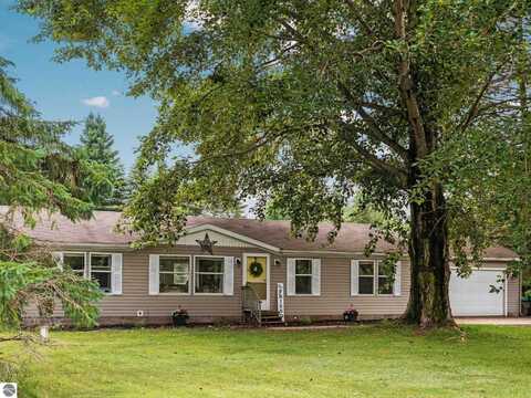 4242 E 46 Road, Cadillac, MI 49601