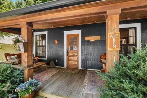 18 Pine ST, Eureka Springs, AR 72632