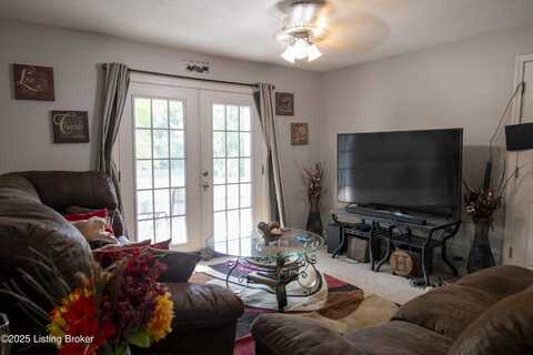 4204 Wisteria Landing Cir, Louisville, KY 40218