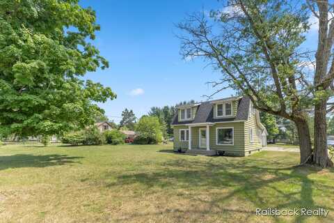 1408 E Pine Hill Avenue, White Cloud, MI 49349