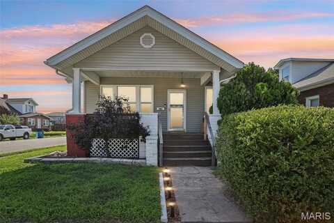 302 Whitelaw Avenue, Wood River, IL 62095