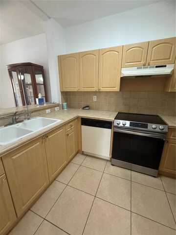 7150 NW 177th St, Hialeah, FL 33015