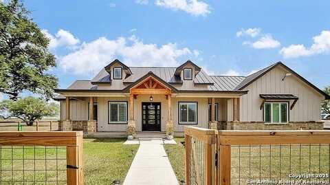 976 County Road 7718, Devine, TX 78016
